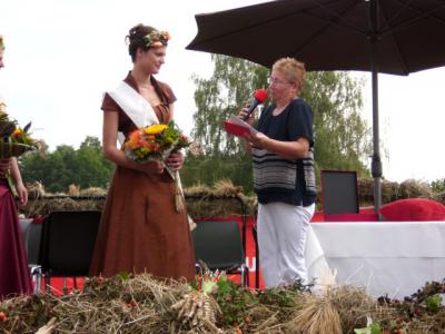 Vorschaubild: Erntekönigin erhält Glückwünsche von der Amtsdirektorin des Amtes Nennhausen