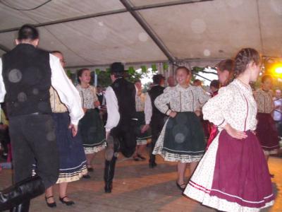 Bild : die Volkstanzgruppe der ungarischen Gäste