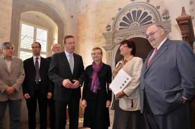 Bild: Der Landrat bedankt sich im Beisein d. Kulturmin. Kunst f.d. Fördermittel