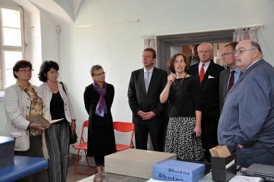 Bild: Fr. Noll-Minor v. Bbg. Amt f. Denkmalpflege erläutert d. hist. Wandmalereien im Museum