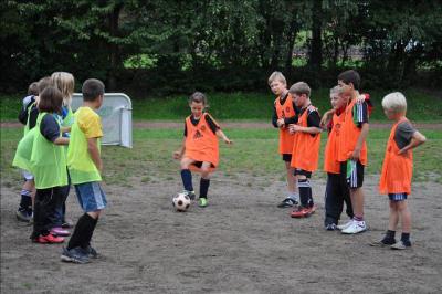 Auch M&auml;dchen k&ouml;nnen Fu&szlig;ball  (Bild vergr&ouml;&szlig;ern)