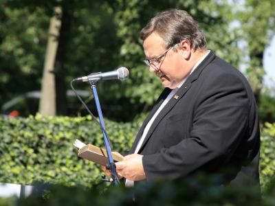 Bild: Gedenkrede am Hochkreuz: Pfarrer M. Taatz, Vereinsvors. d.Initiativgruppe