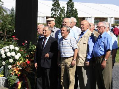 Bild: Ehemalige Inhaftierte vor dem Hochkreuz