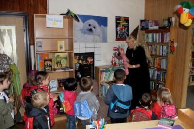 zu Besuch in der Bibliothek  (Bild vergr&ouml;&szlig;ern)