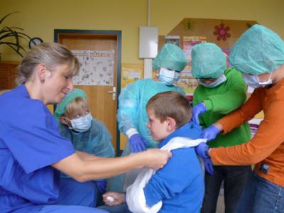 Besuch aus der Helios Klinik; Schwester Annette erkl&auml;rt, wie man Patienten versorgt  (Bild vergr&ouml;&szlig;ern)