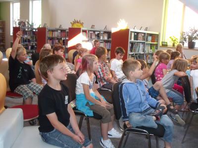 Foto des Albums: Autor Jens Reinländer, die Klassen 1 und 2 aus der GS Zielitz und Rogätz zu Gast in der Bibliothek (30. 06. 2011)