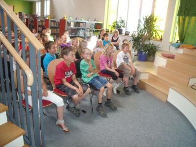 Foto des Albums: Autor Jens Reinländer, die Klassen 1 und 2 aus der GS Zielitz und Rogätz zu Gast in der Bibliothek (30. 06. 2011)