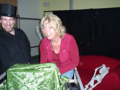 Foto des Albums: Lesenachmittag "Halloween" mit Vorleserin Dana Lutzki und Mitarbeiter der Bibliothek Jan-Georg Kilian (25. 10. 2011)