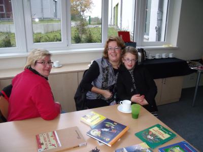 Foto des Albums: Lesenachmittag "Halloween" mit Vorleserin Dana Lutzki und Mitarbeiter der Bibliothek Jan-Georg Kilian (25. 10. 2011)