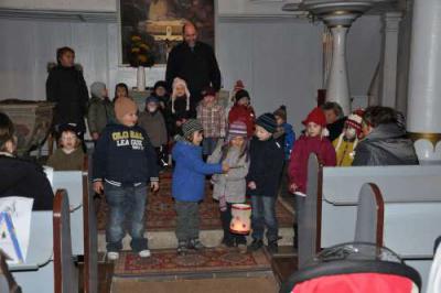 Bild: Kinder verteilen selbstgebackene Martinsgänse