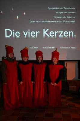 Bild: Die vier Kerzen: Luise Stoll, Jaqueline Harseim, Jolene Schuchardt und Tim Grzesiek