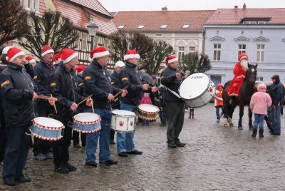 Foto des Albums: Abholen des Weihnachtsmannes und Märchenstunde im Heimatmuseum Dahme (24.12.2011)