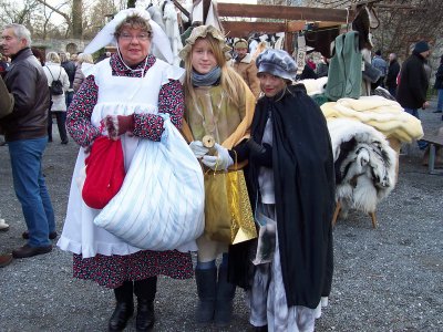 Frau Holle mit Gold-und Pechmarie  (Bild vergrößern)