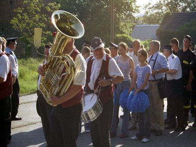 Ummarsch mit einer z&uuml;nftigen Blaskapelle 