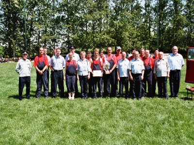 Gro&szlig;es Gruppenfoto der Gastgeberwehr 