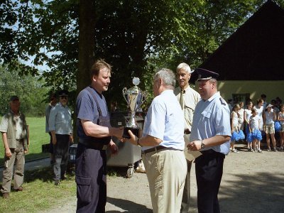 Pokal&uuml;bergabe bei 32 &deg; an Team FF Alt Mahlisch  