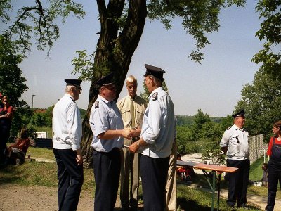 Gratulation durch den Amtswehrf&uuml;hrer Werkmeister 