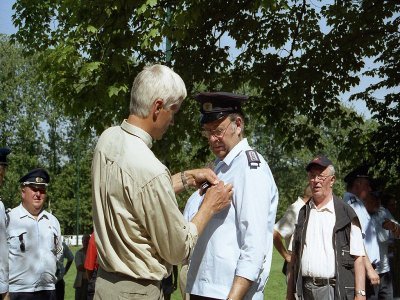 Gratulation durch OA-Mitarbeiter Kurt Stark 