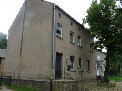 Vorderansicht mit Nebengeb&auml;ude 