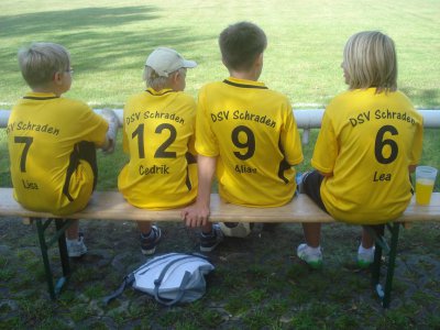 Foto des Albums: Fußballspiel in neuen Trikots...auch für unsere Kleinen... (11. 09. 2011)