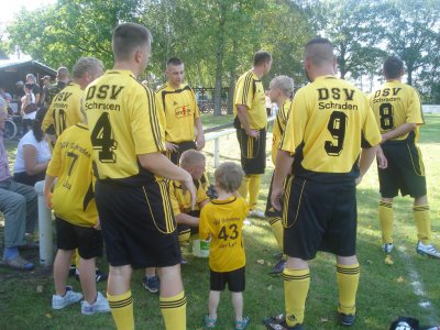 Foto des Albums: Fußballspiel in neuen Trikots...auch für unsere Kleinen... (11. 09. 2011)