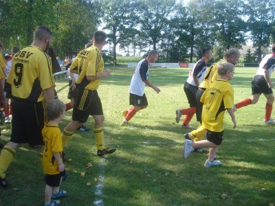 Foto des Albums: Fußballspiel in neuen Trikots...auch für unsere Kleinen... (11. 09. 2011)