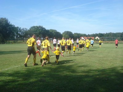 Foto des Albums: Fußballspiel in neuen Trikots...auch für unsere Kleinen... (11. 09. 2011)