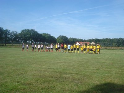 Foto des Albums: Fußballspiel in neuen Trikots...auch für unsere Kleinen... (11. 09. 2011)