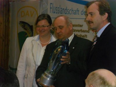 Nadine Hampel (NF), Gerhard Jarosz (KAV) und R&uuml;diger Brand (Emschgenossenschaft) 
