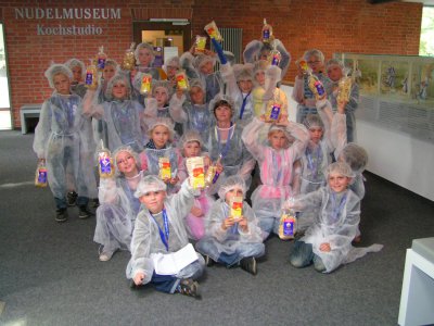 Jetzt alle mit Haube - wegen der Hygiene  (Bild vergr&ouml;&szlig;ern)