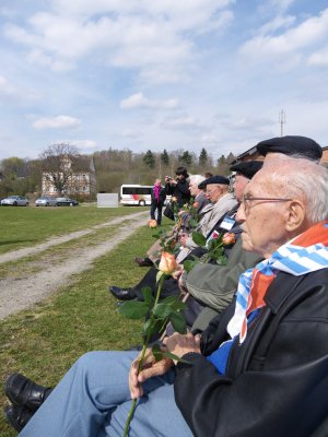 Foto des Albums: Gedenken der Opfer des ehemaligen KZ-Außenlagers Juliushütte in Ellrich (17. 04. 2012)