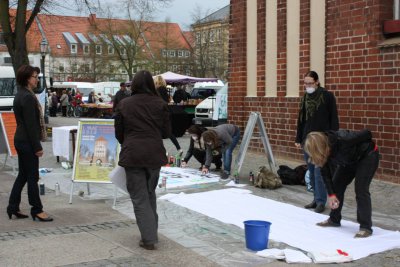 Foto des Albums: Spray-Aktion auf dem Marktplatz in Wittstock (26.04.2012)