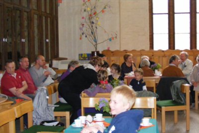 Foto des Albums: Viele Schüler beim Kirchencafé