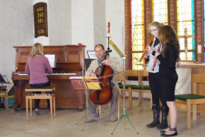 Foto des Albums: Viele Schüler beim Kirchencafé