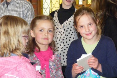 Foto des Albums: Viele Schüler beim Kirchencafé