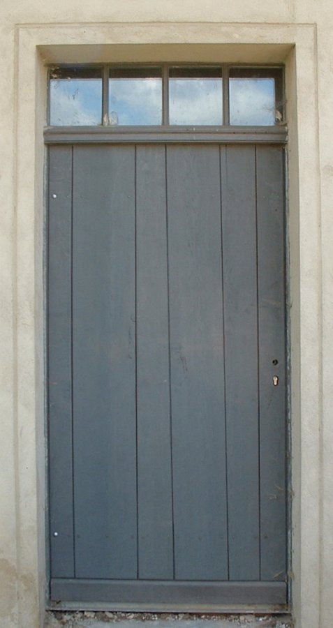 Bild: .. Eingangstüren im Seitengebäude außen mit ungehobelten Eichen-Brettern