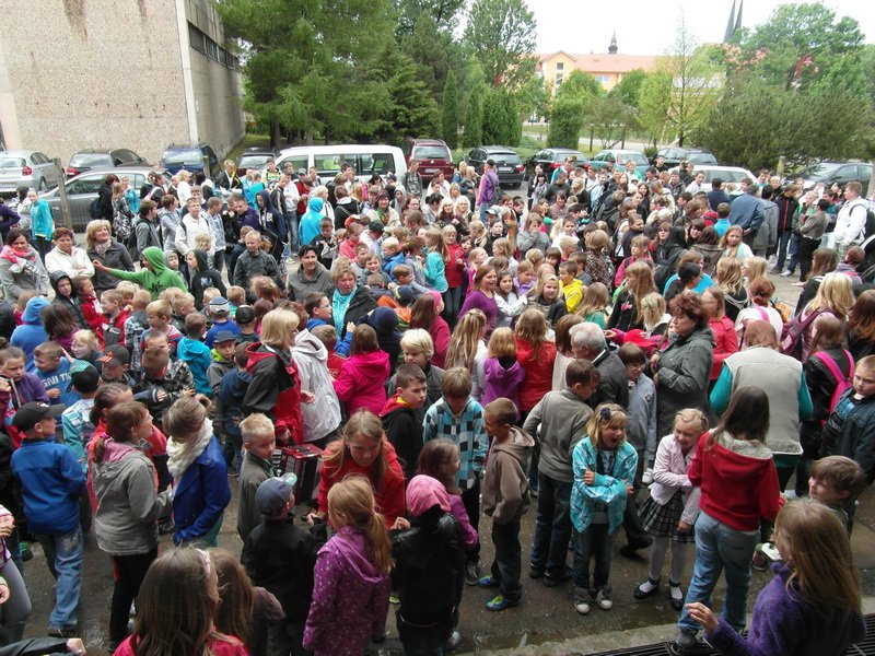 Bild: Die Schüler der Grund- und Sekundarschule nehmen an der Feierstunde teil