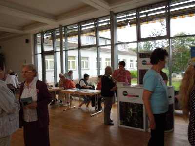 Senioren lassen sich beraten  (Bild vergr&ouml;&szlig;ern)