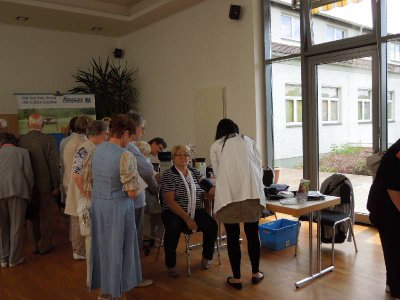 Senioren beim Blutdruck messen  (Bild vergr&ouml;&szlig;ern)
