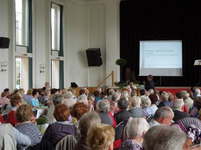 Senioren h&ouml;rten sich eifrig den Vortrag an  (Bild vergr&ouml;&szlig;ern)