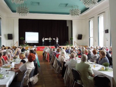 Die Senioren lauschten die Melodien der Querfl&ouml;ten.  (Bild vergr&ouml;&szlig;ern)