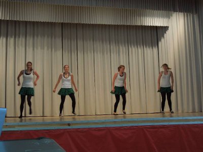 Auff&uuml;hrung von einer Tanzgruppe  (Bild vergr&ouml;&szlig;ern)