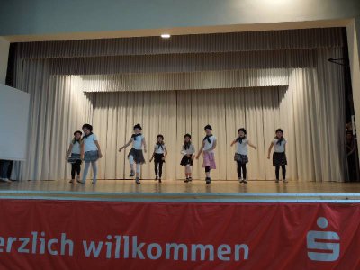 Eine Kinder - Tanzgruppe f&uuml;hrte etwas vor.  (Bild vergr&ouml;&szlig;ern)