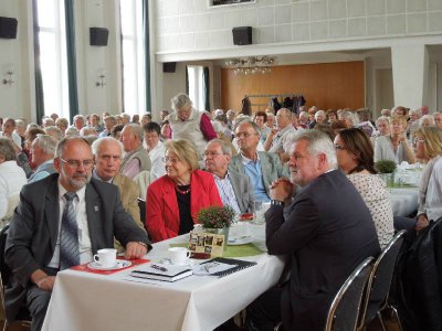 Die Senioren zeigten viel Interesse an den Tanzvorf&uuml;hrungen.  (Bild vergr&ouml;&szlig;ern)