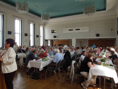 Gem&uuml;tliches Beisammensein mit viele Unterhaltungen  (Bild vergr&ouml;&szlig;ern)