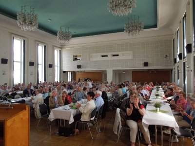 Die Senioren beklatschten die Saxophonauff&uuml;hrung.  (Bild vergr&ouml;&szlig;ern)