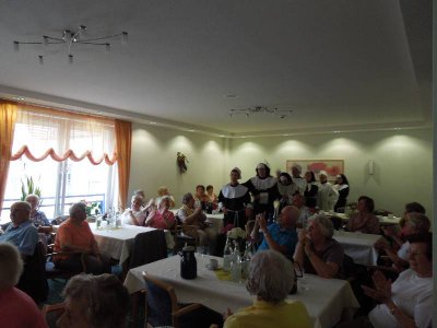 Nach dem Programm gab es noch eine Polonaise.  (Bild vergr&ouml;&szlig;ern)