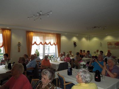 Die Senioren hatten viel Spa&szlig; und machten viele Fotos.  (Bild vergr&ouml;&szlig;ern)