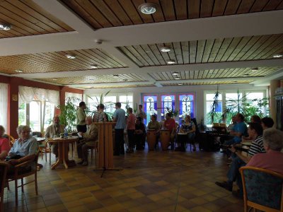 Eine Programmauff&uuml;hrung mit Trommeln.  (Bild vergr&ouml;&szlig;ern)