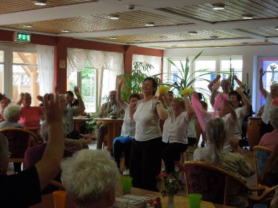 Die Senioren machten flei&szlig;ig mit und waren begeistert.  (Bild vergr&ouml;&szlig;ern)